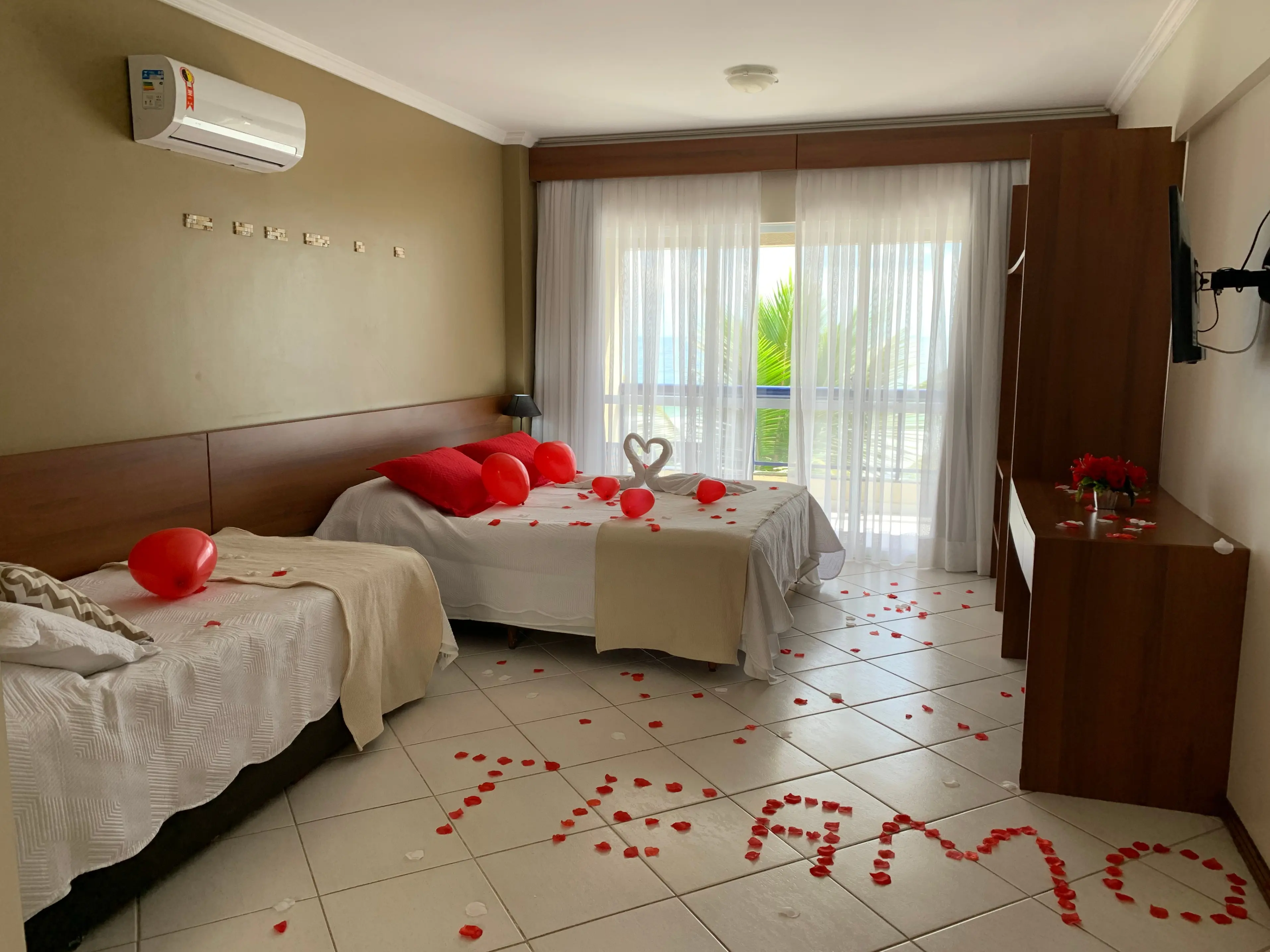 Decoração romantica em um dos quartos da Pousada Garateia localizada na praia de Bombas - Bombinhas SC