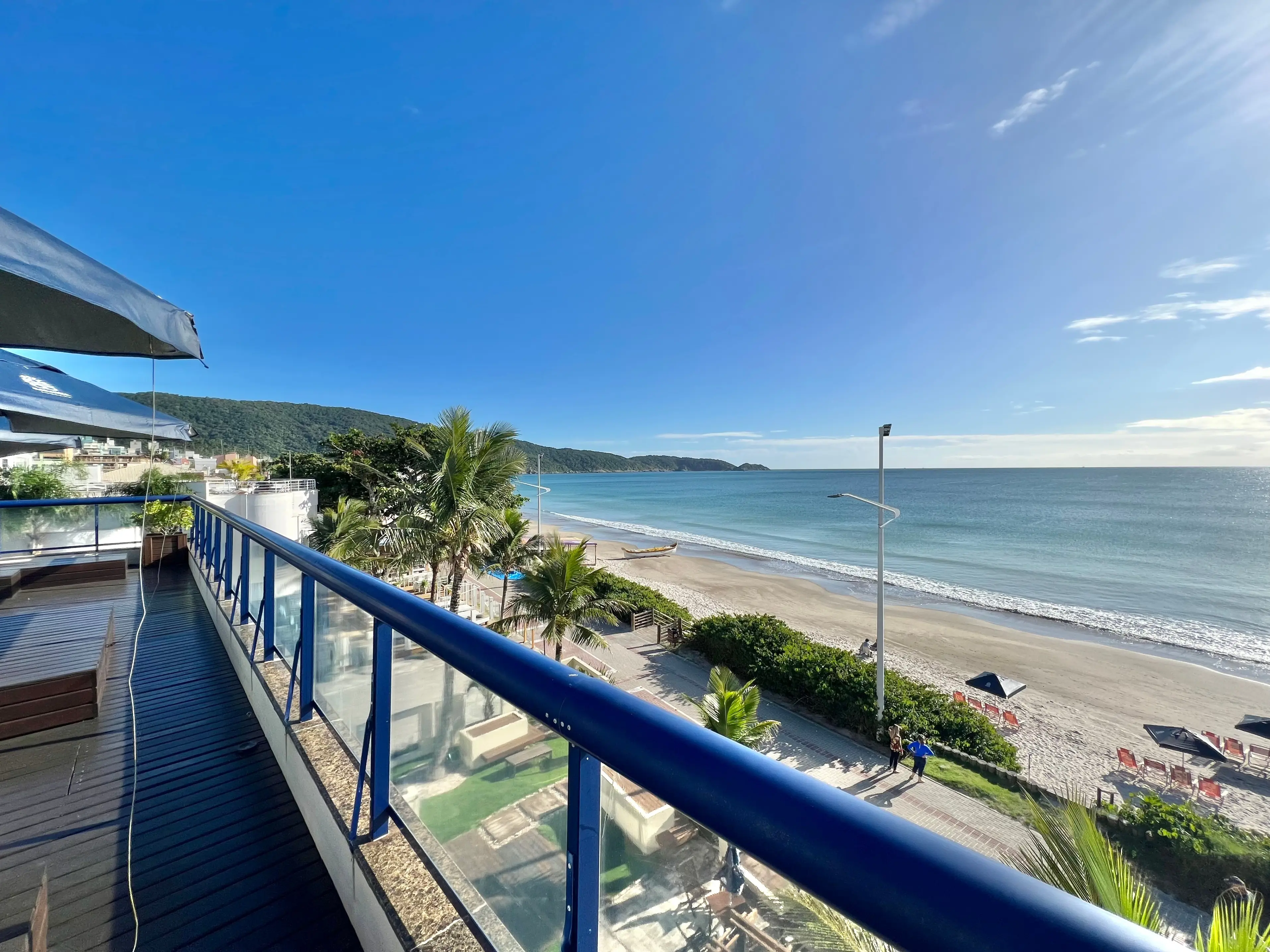Vista panoramica da nossa piscina na cobertura da Pousada Garateia localizada na praia de Bombas - Bombinhas SC