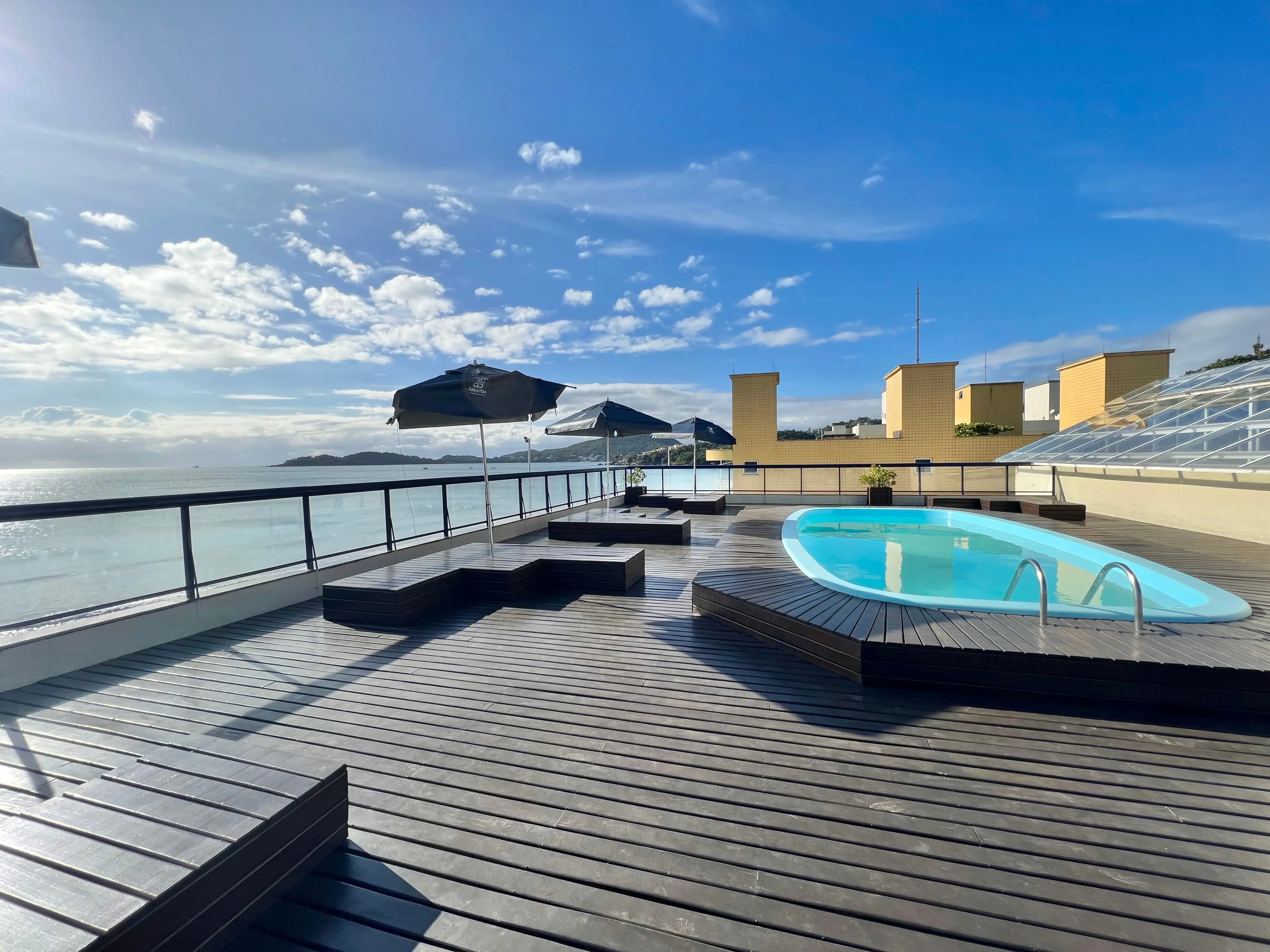 Vista panoramica da nossa piscina na cobertura da Pousada Garateia localizada na praia de Bombas - Bombinhas SC